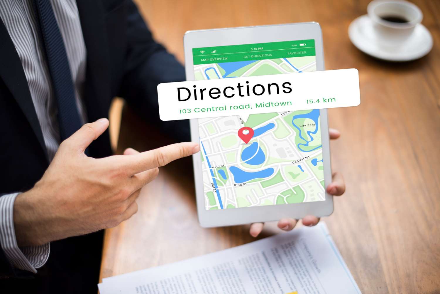 Theo dõi kết quả trên Google Maps Bàn tay cầm máy tính bảng hiển thị chỉ đường trên Google Maps