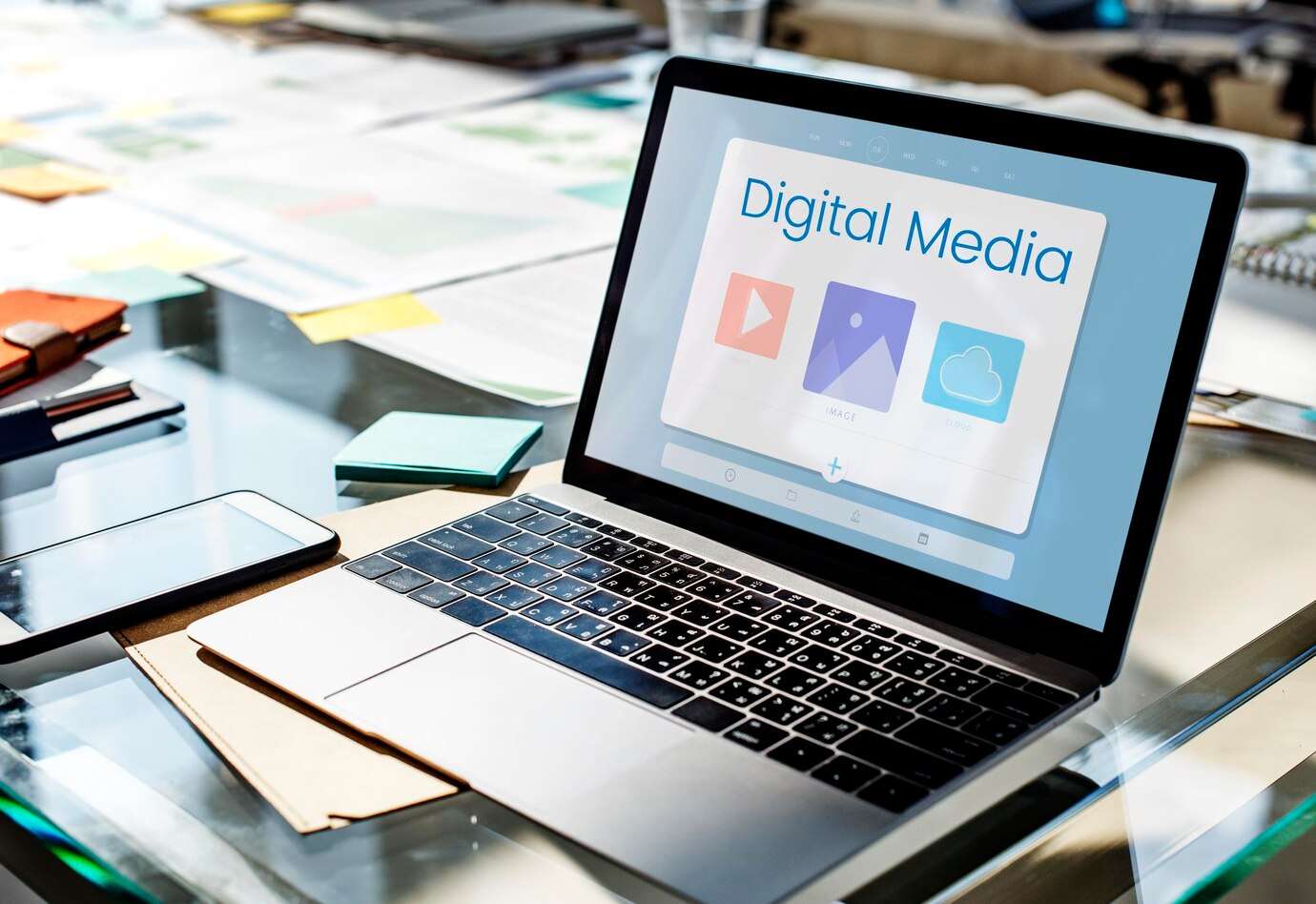 Kết hợp SEO và Google Ads Laptop đặt trên bàn làm việc hiển thị màn hình Digital Media