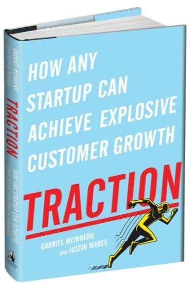 Bìa sách Traction của Gabriel Weinberg và Justin Mares, xanh lam với chữ TRACTION đỏ