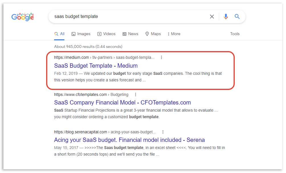 Trang kết quả Google với một kết quả tự nhiên được khoanh đỏ giữa danh sách