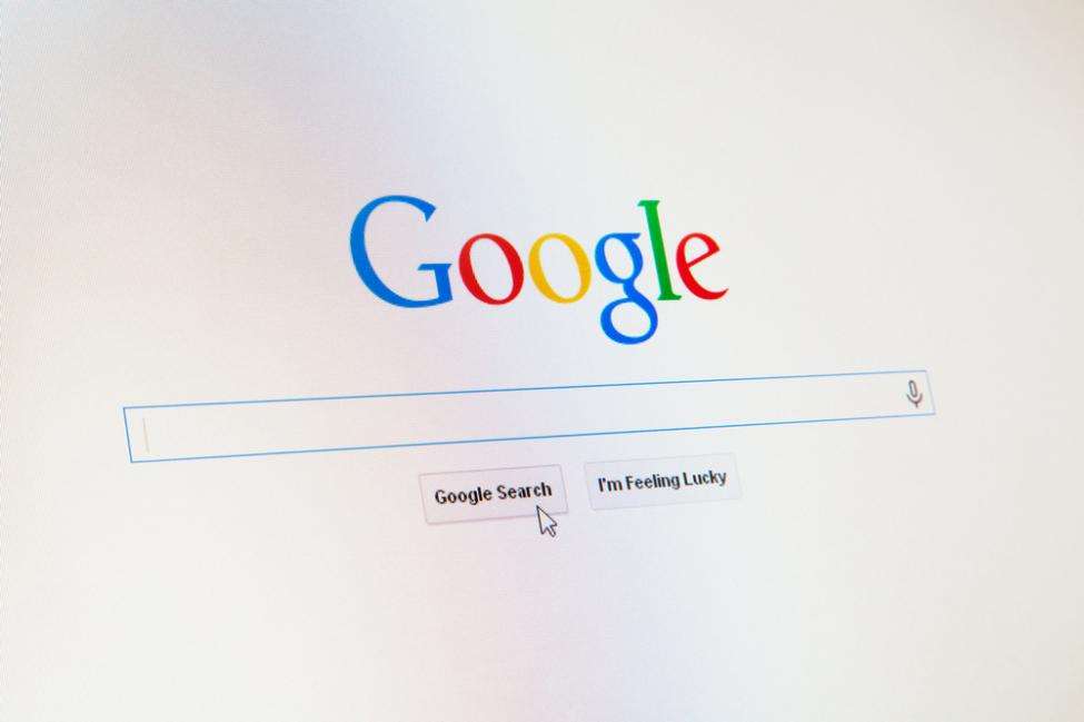 Trang chủ Google với ô tìm kiếm trống và con trỏ chuột trên nút Google Search